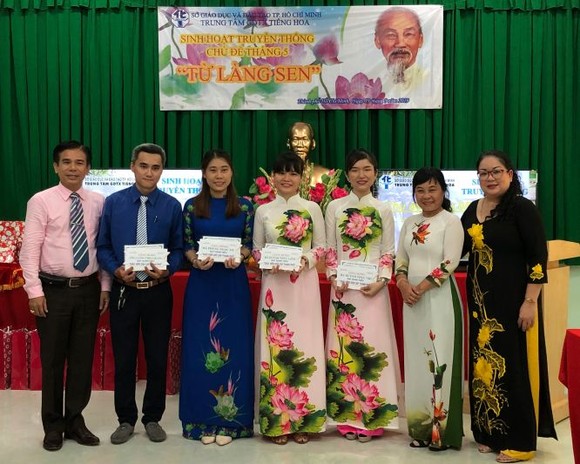 市教育與培訓廳工會主席阮氏女向4位華文科優秀教師頒獎。
