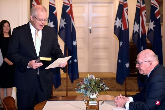 澳洲總理莫里森（站立）在總督科斯格羅夫面前宣誓就職。（圖源：AFP）