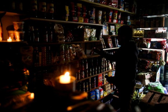阿根廷大停電，布宜諾斯艾利斯一家商販摸黑營業。 （圖源：路透社）