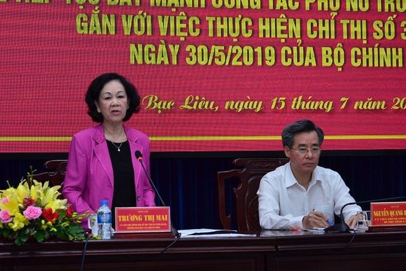 中央民運部長張氏梅（左）在會議上發表結論。（圖源：范強）
