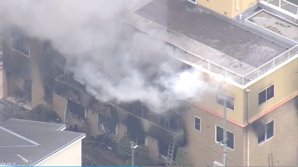日本京都動畫工作室18日發生火災造成人命重大損失。（圖源：NHK）