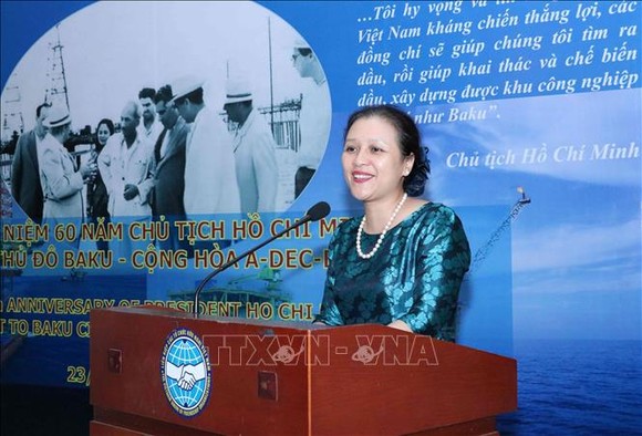 越南各友好組織聯合會主席阮芳娥在紀念儀式上致詞。（圖源：越通社）