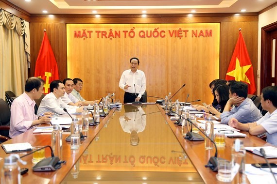 越南祖國陣線中央委員會主席陳清敏（中）主持獎項指委會、組委會會議。（圖源：潘草）