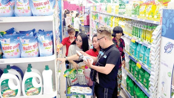 消費者在貢瓊Co.opmart連鎖超市購物。
