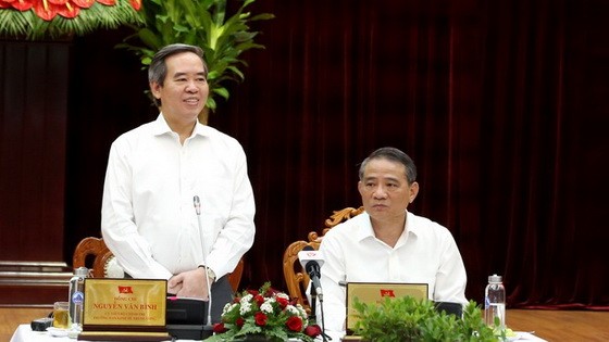 中央經濟部長阮文平（左）在會上發表講話。（圖源：誠忠）