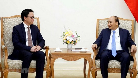政府總理阮春福（右）接見柬埔寨駐越南特命全權大使波拉克。（圖源：越通社）