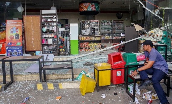 有小店被震毀，滿地玻璃碎。（圖源：互聯網）