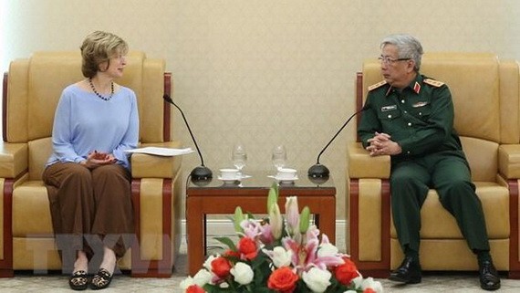 國防部副部長阮志詠上將（左）接見美國國際開發署(USAID)全球副署長邦尼‧格利克女士。（圖源：越通社）