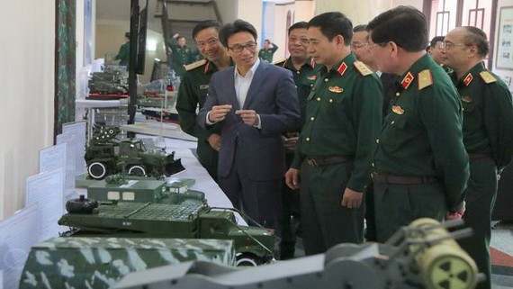 政府副總理武德膽（左二）和代表們參觀國防部的科研產品。（圖源：前鋒）