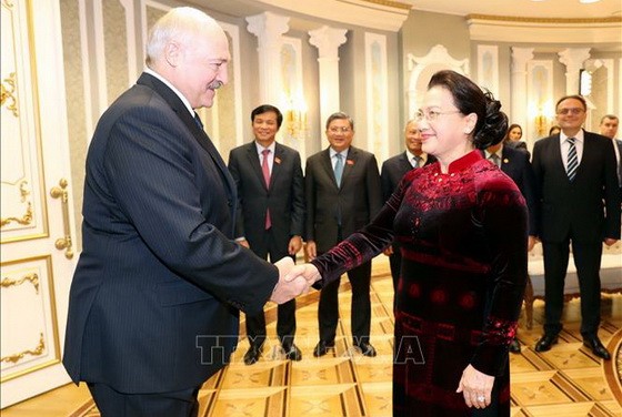 國會主席阮氏金銀（右）會見盧卡申科總統。（圖源：越通社）