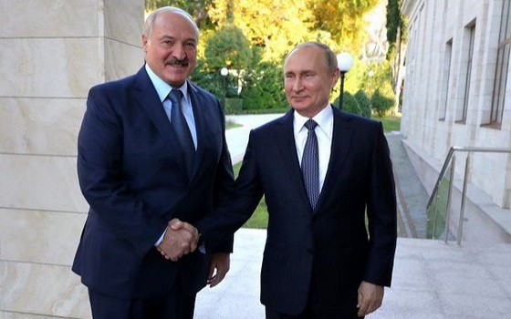 白俄羅斯總統盧卡申科（左）和俄羅斯總統普京。（圖源：TASS）