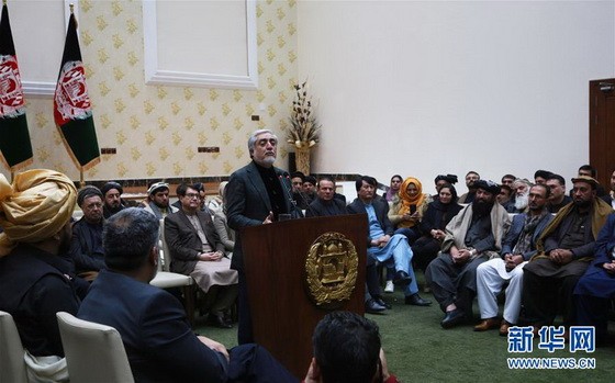 12月22日，阿富汗總統候選人、現任政府首席執行官阿卜杜拉·阿卜杜拉（中）在首都喀布爾舉行的新聞發布會上發言。（圖源：新華社）