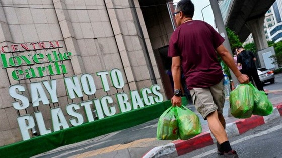 圖為 2019年8月13日，曼谷一家百貨公司門外一個標語，宣傳無塑料袋的購物體驗。（圖源：AFP）