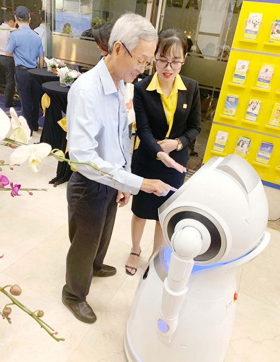 Nam A Bank是我國第一家以機器人為客戶服務的商業銀行。