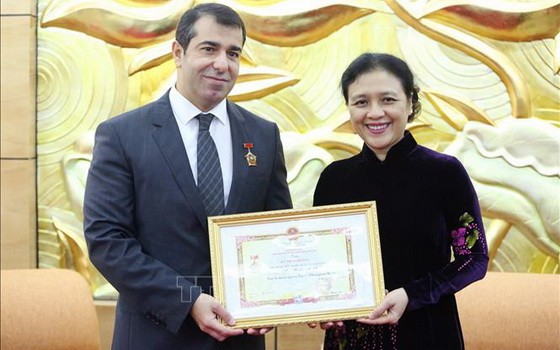 越南各友好組織聯合會主席阮芳娥（右）向阿塞拜疆共和國駐越南特命全權大使阿納爾‧伊馬諾夫頒贈紀念章。（圖源：越通社）