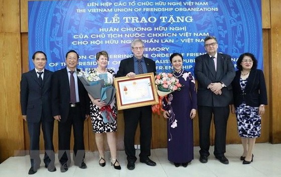 越南各友好組織聯合會主席阮芳娥大使（右三）向芬蘭-越南友好協會集體頒授友誼勳章。（圖源：越通社）