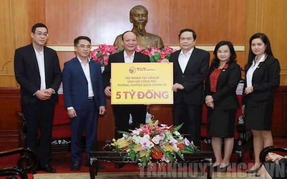 越南祖國陣線中央委員會主席陳清敏（右三）象徵性接領由T&T集團為新冠肺炎疫情防控工作捐助的50億元。