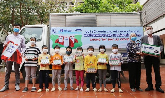 越南奶品公司(Vinamilk)近日展開“為了少兒的健康與安全-我們攜手抗擊新冠病毒”活動。