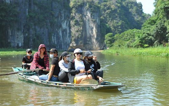 遊客乘小船遊覽觀光寧平省長安生態旅遊區美景。（圖源：互聯網）