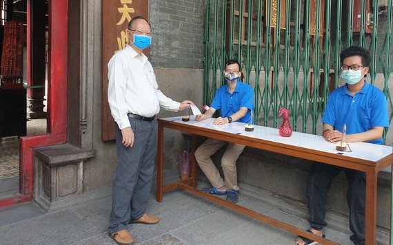盧耀南理事長(左)安排員工值勤展開防疫工作。