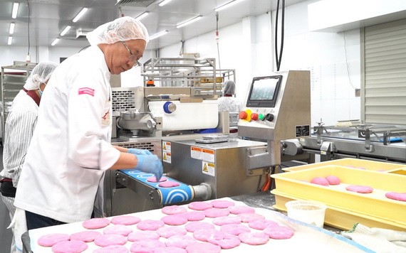 亞洲餅家主理人高肇力生產火龍果麵包。