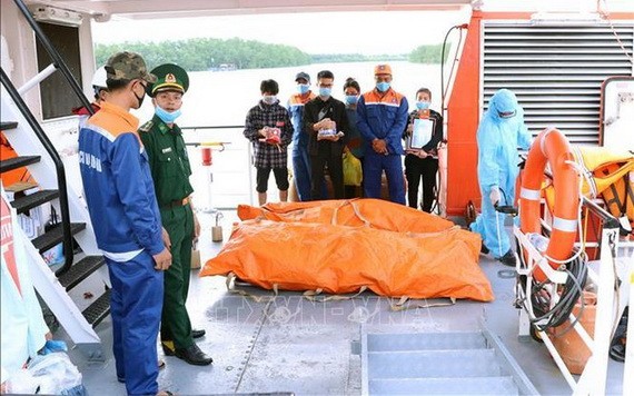 職能力量向船員家屬移交罹難者的屍體。（圖源：越通社）