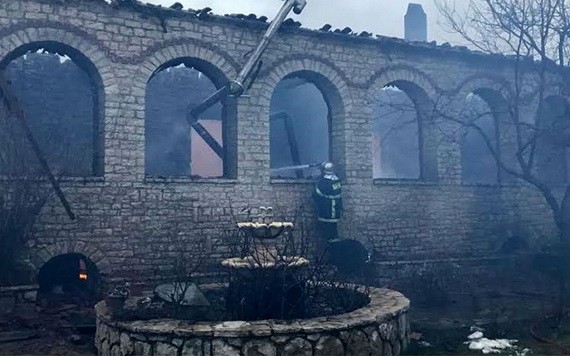 當地時間15日凌晨左右，希臘中部福基斯地區的帕納吉亞‧瓦爾納科娃古修道院發生了一場大火。（圖源：互聯網）