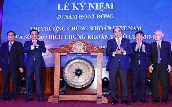 政府總理阮春福（右三）出席開市敲鑼儀式。（圖源：越通社）
