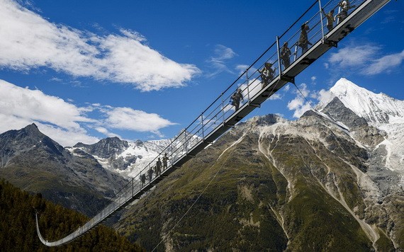 查爾斯庫納吊橋位於瑞士美麗的阿爾卑斯山間,吊橋長494米,距地面86米，是目前世界上最長的吊橋。（圖源：互聯網）
