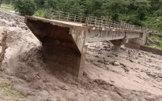19日，位於尼泊爾遠西部地區的第七省即遠西省的洪水和泥石流已造成至少10人死亡，另有17人失蹤。（圖源：互聯網）