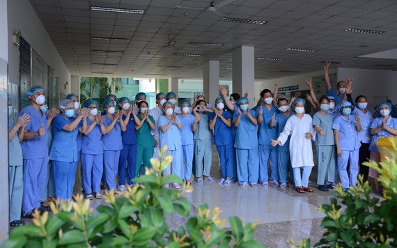 峴港醫院醫護人員慶祝解封。（圖源：峴港CDC）