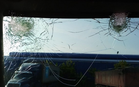集裝箱車駕駛室的擋風玻璃遭人扔石頭砸破。（圖源：HD）