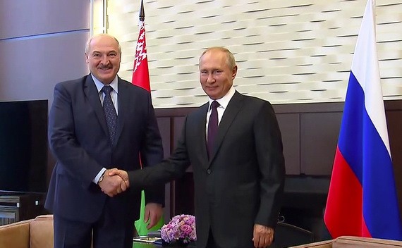 俄羅斯總統普京（右）與白俄羅斯總統盧卡申科在俄旅遊城市索契舉行會晤。（圖源：新華社）