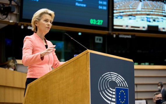 歐盟委員會主席馮德萊恩當地時間16日在歐洲議會發表“盟情諮文”。（圖源：新華社）