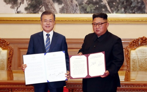 2018年9月19日，在朝鮮平壤，朝鮮國務委員會委員長金正恩（右）與韓國總統文在寅在簽署《9月平壤共同宣言》後合影。（圖源：新華社）