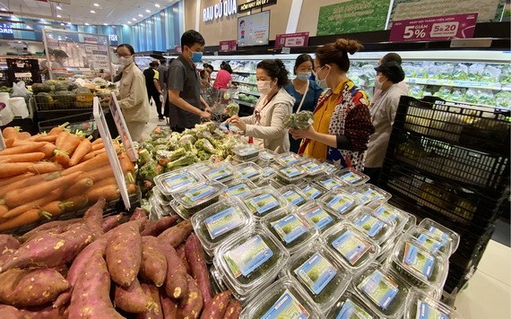 市民在新富郡日資Aeon超市選購商品。