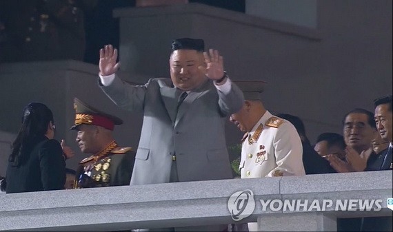 10月10日，在平壤金日成廣場，朝鮮國務委員會委員長金正恩出席勞動黨成立75週年閱兵儀式，並在發表講話前向群眾揮手致意。（圖源：韓聯社）