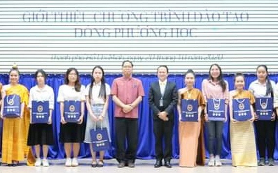 泰國駐本市總領事館向15名新生頒發獎學金。
