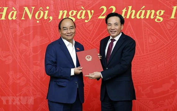 陳文山同志（右）從阮春福總理手中接過人事委任《決定》。（圖源：越通社）