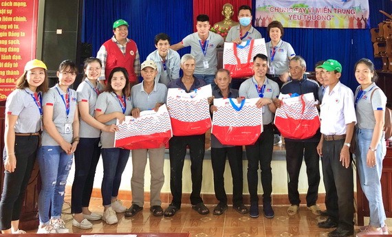 越南MM Mega Market 慈善團向廣南省災民贈送慰問品。
