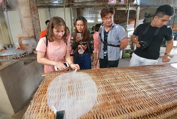 遊客正在瞭解米麵生產過程。