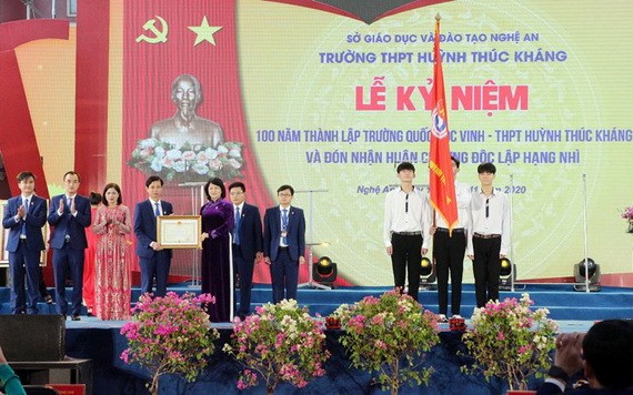 國家副主席鄧氏玉盛代表黨和國家領導向黃叔抗中學校授予二等獨立勳章。（圖源：成珠）