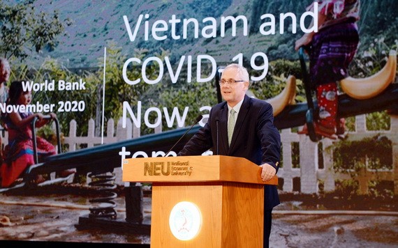 世銀駐越南首席經濟專家莫里塞特博士在研討會上發言。（圖源：N.E.U）