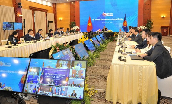 工商部副部長鄧黃安主持第三十八次東盟(東協)能源部長視像會議。（圖源：越通社）