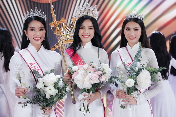 2020年越南小姐亞軍范玉芳英、冠軍杜氏霞和季軍阮黎玉草（左起）。