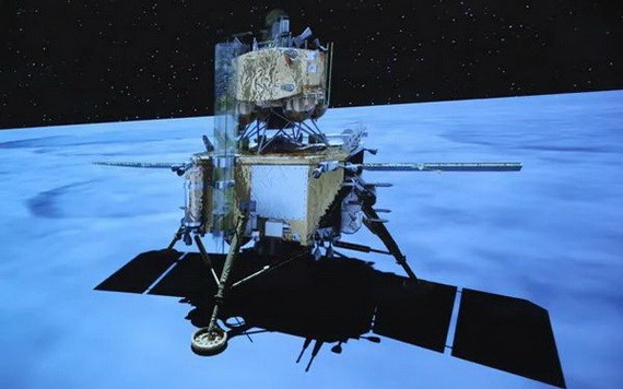 12月1日23時11分，嫦娥五號探測器成功著陸在月球正面西經51.8度、北緯43.1度附近的預選著陸區，並傳回著陸影像圖。（圖源：新華社）