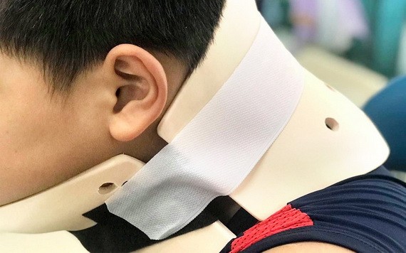 仿照網絡空翻的男童獲固定頸部以觀察傷情。