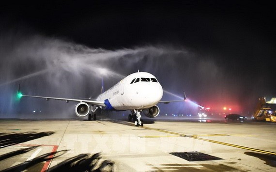 越旅航空在新山一機場為首航班機舉行噴水柱儀式。（圖源：越通社）