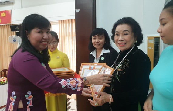 第五郡婦聯會主席陳氏雪幸向出色集體、個人頒獎。