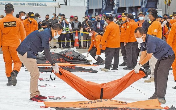1月10日，印尼當局已撈到部分遇難者遺骸，放到岸上等候進一步相驗。（圖源：新華社）